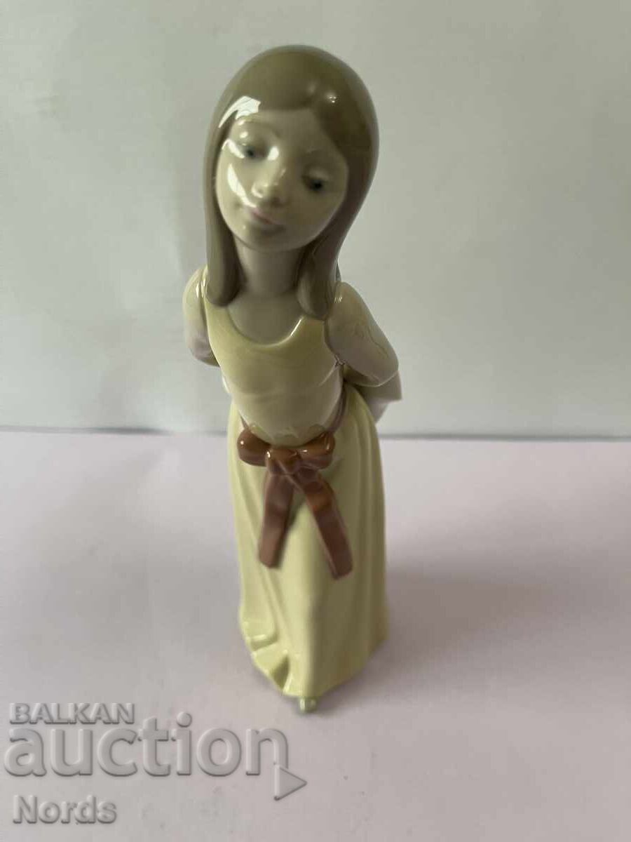 LLADRO Porcelain Figurine with Markings - 6 LLADRO Porcelain Figurine with Markings - 6
