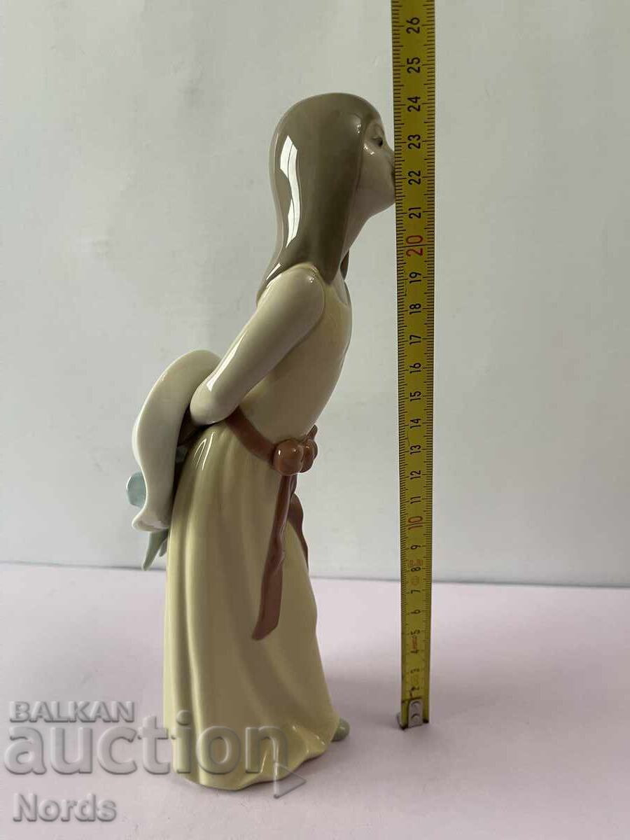 LLADRO Porcelain Figurine with Markings - 7 LLADRO Porcelain Figurine with Markings - 7