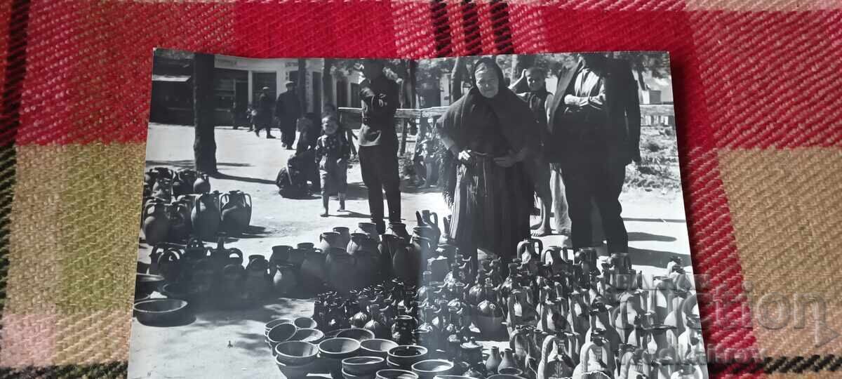 Φωτογραφία Σόφια Πωλήτρια πήλινων σκευών στην αγορά Zhenski pazar με τιμή € 3.24 | 6.34 BGN