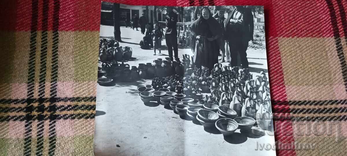 Φωτογραφία Σόφια Πωλήτρια πήλινων σκευών στην αγορά Zhenski pazar