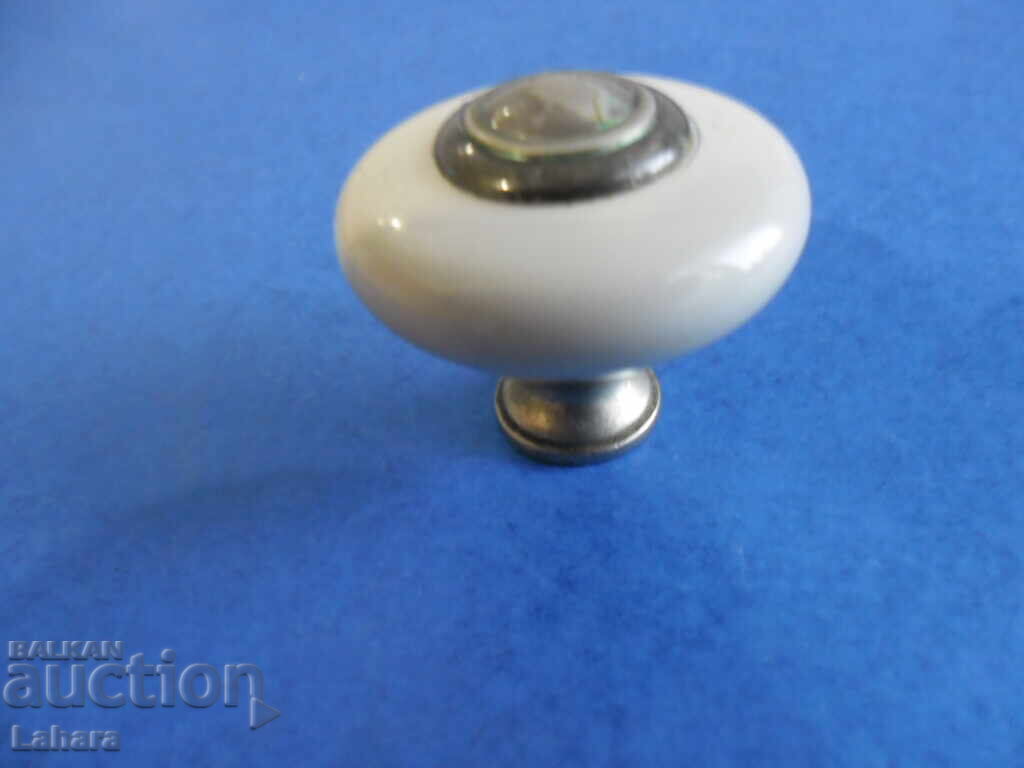 Старина порцеланова дръжка за чекмеджета или врати с цена 5.00 лв. | € 2.56 Старина порцеланова дръжка за чекмеджета или врати с цена 5.00 лв. | € 2.56
