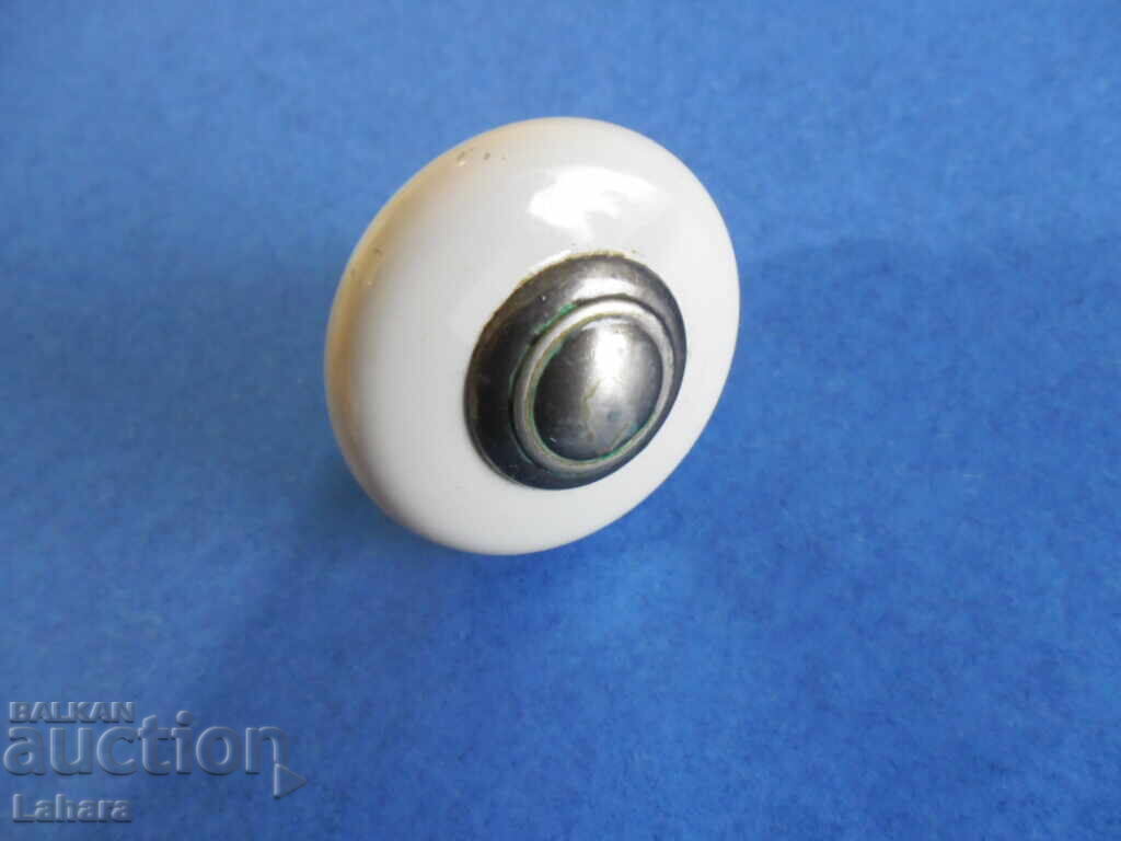 Аукцион Старина порцеланова дръжка за чекмеджета или врати Аукцион Старина порцеланова дръжка за чекмеджета или врати