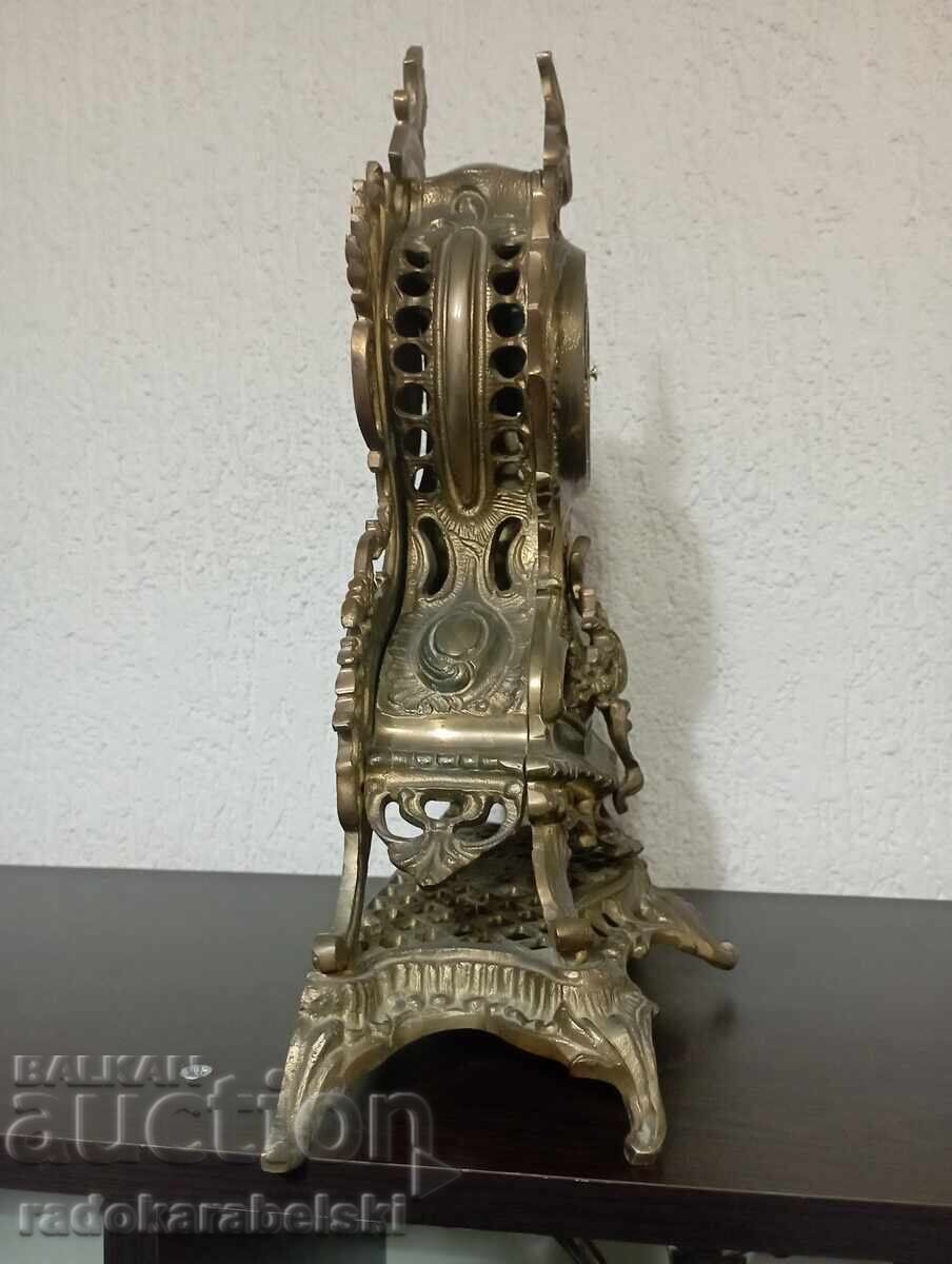 Licitație Ceas de alamă și două sfeșnice de alamă Licitație Ceas de alamă și două sfeșnice de alamă