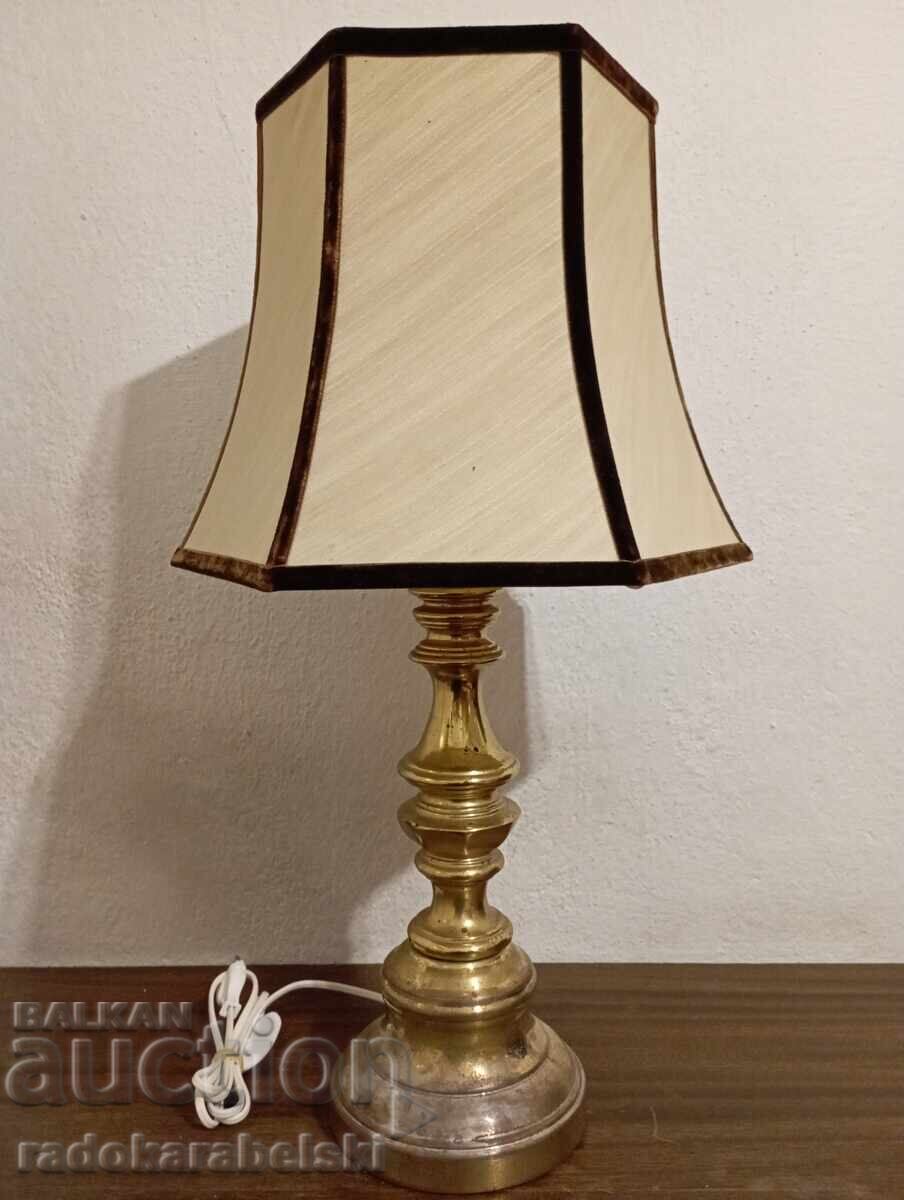 Όμορφη μεγάλη παλιά λάμπα