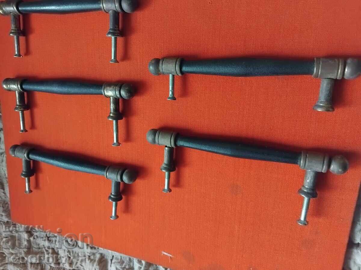 Δημοπρασία Παλιά μεταλλικά πόμολα για ντουλάπια Δημοπρασία Παλιά μεταλλικά πόμολα για ντουλάπια