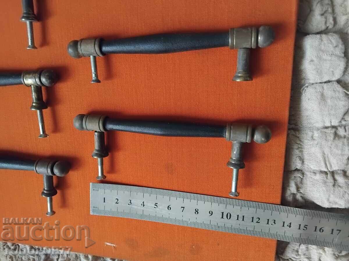 Παράδοση Παλιά μεταλλικά πόμολα για ντουλάπια Παράδοση Παλιά μεταλλικά πόμολα για ντουλάπια