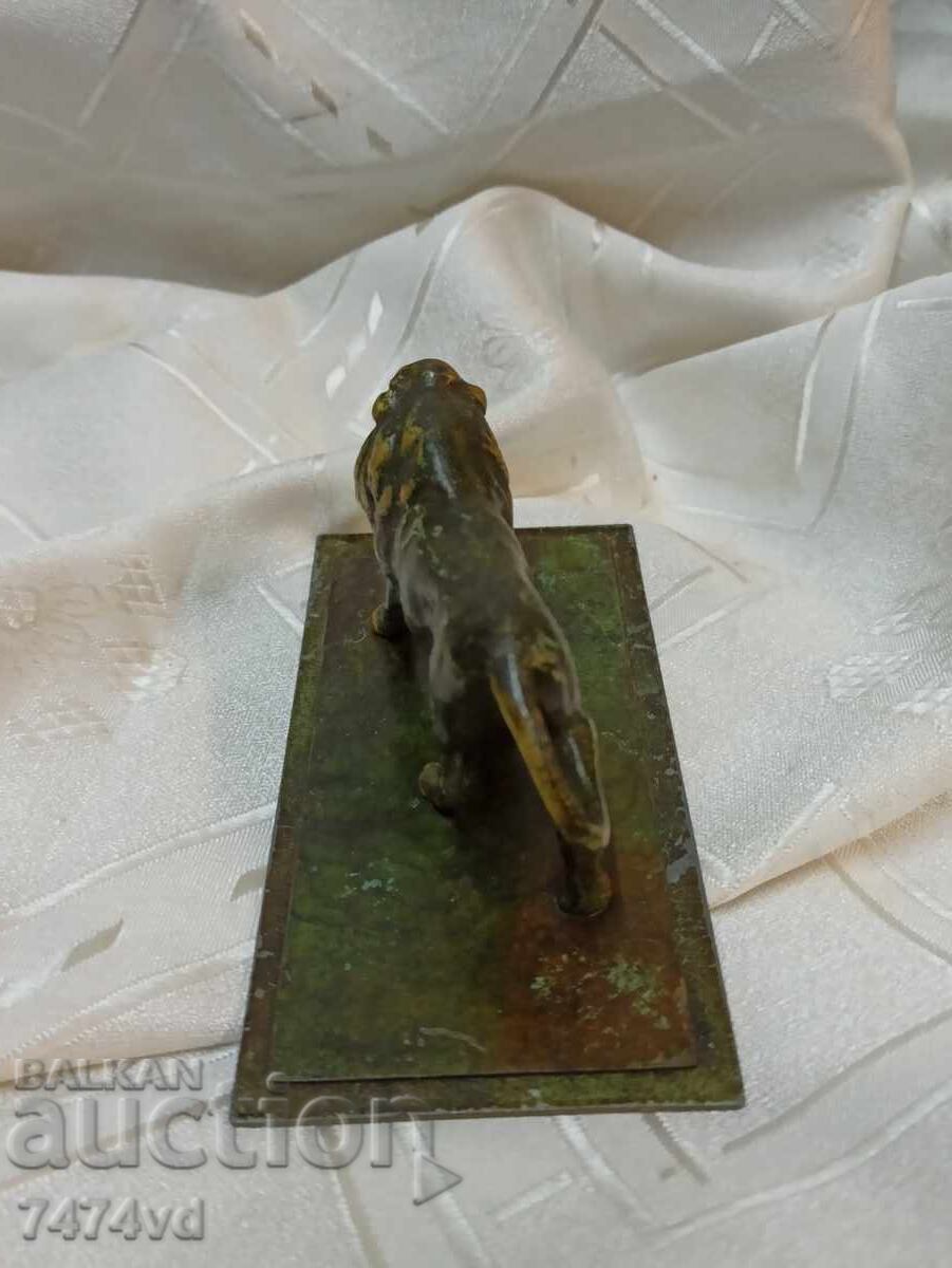 Auction Massive small bronze sculpture of a lion with dimensions 12/6/6 cm Auction Massive small bronze sculpture of a lion with dimensions 12/6/6 cm