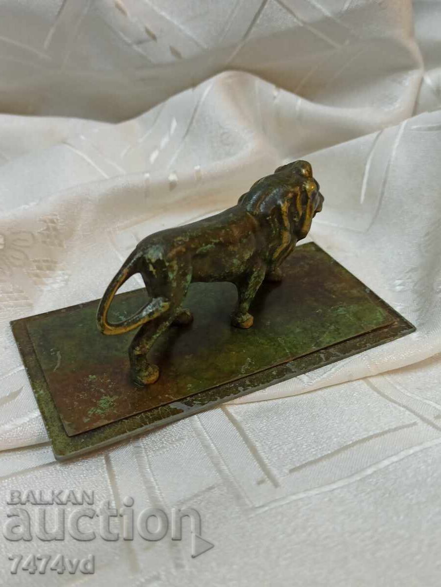 Delivery of Massive small bronze sculpture of a lion with dimensions 12/6/6 cm Delivery of Massive small bronze sculpture of a lion with dimensions 12/6/6 cm