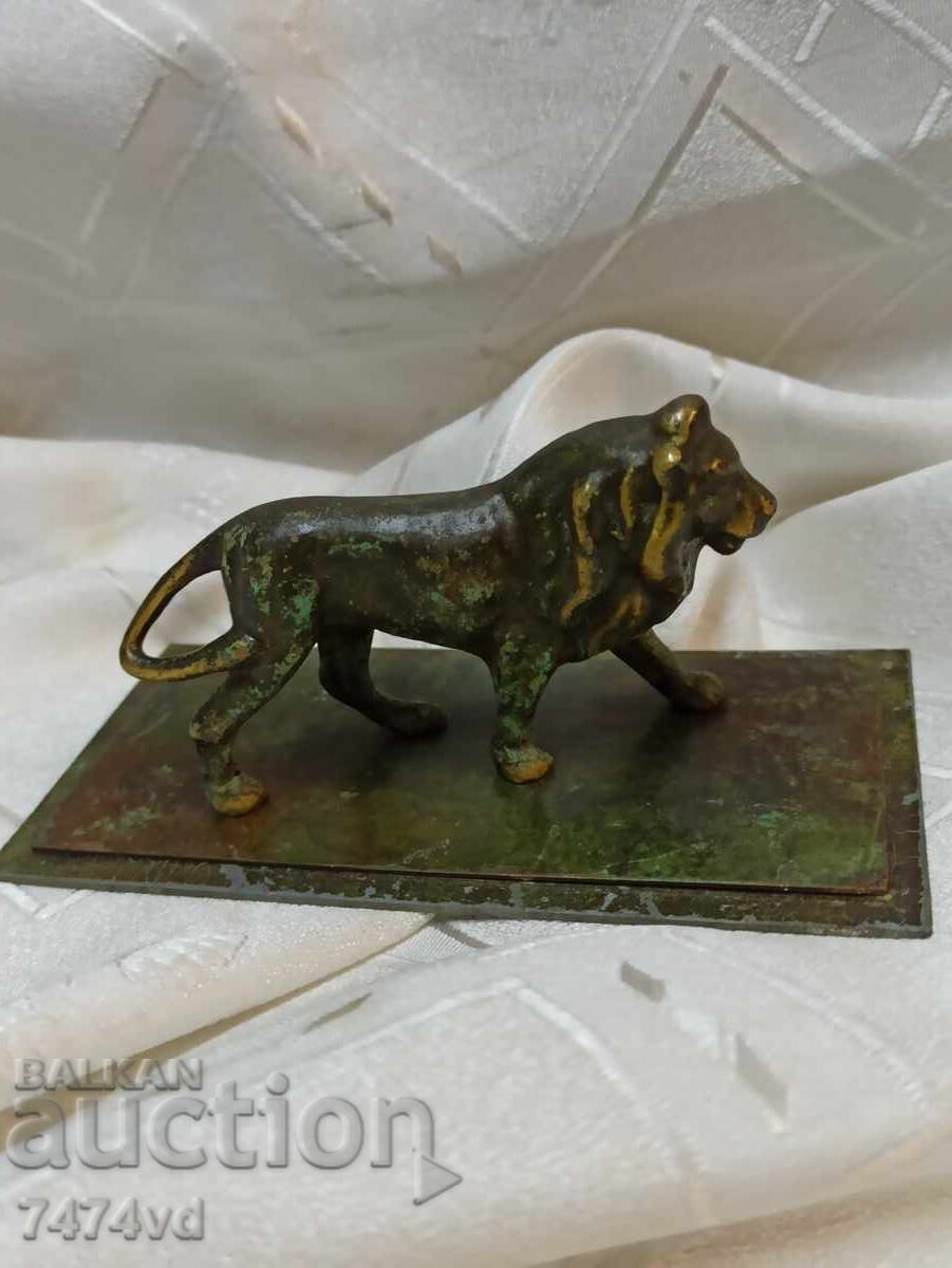 Massive small bronze sculpture of a lion with dimensions 12/6/6 cm Massive small bronze sculpture of a lion with dimensions 12/6/6 cm