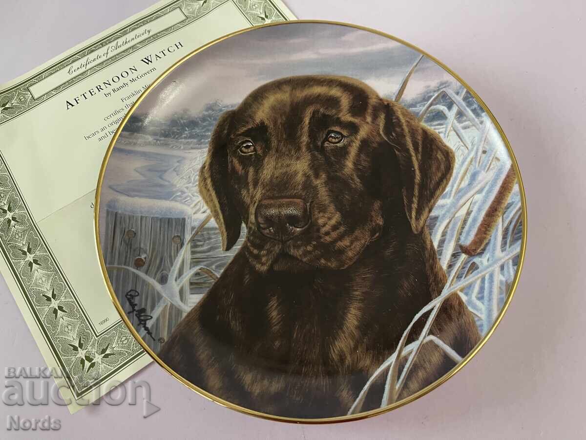 Ένα όμορφο πορσελάνινο πιάτο Ένα όμορφο πορσελάνινο πιάτο