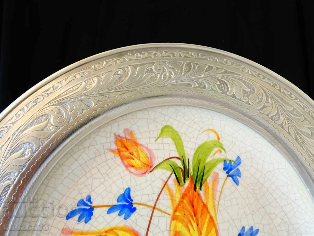 Farfurie din porțelan cu ramă de cositor, flori cu preț 36.00 BGN | € 18.41 Farfurie din porțelan cu ramă de cositor, flori cu preț 36.00 BGN | € 18.41