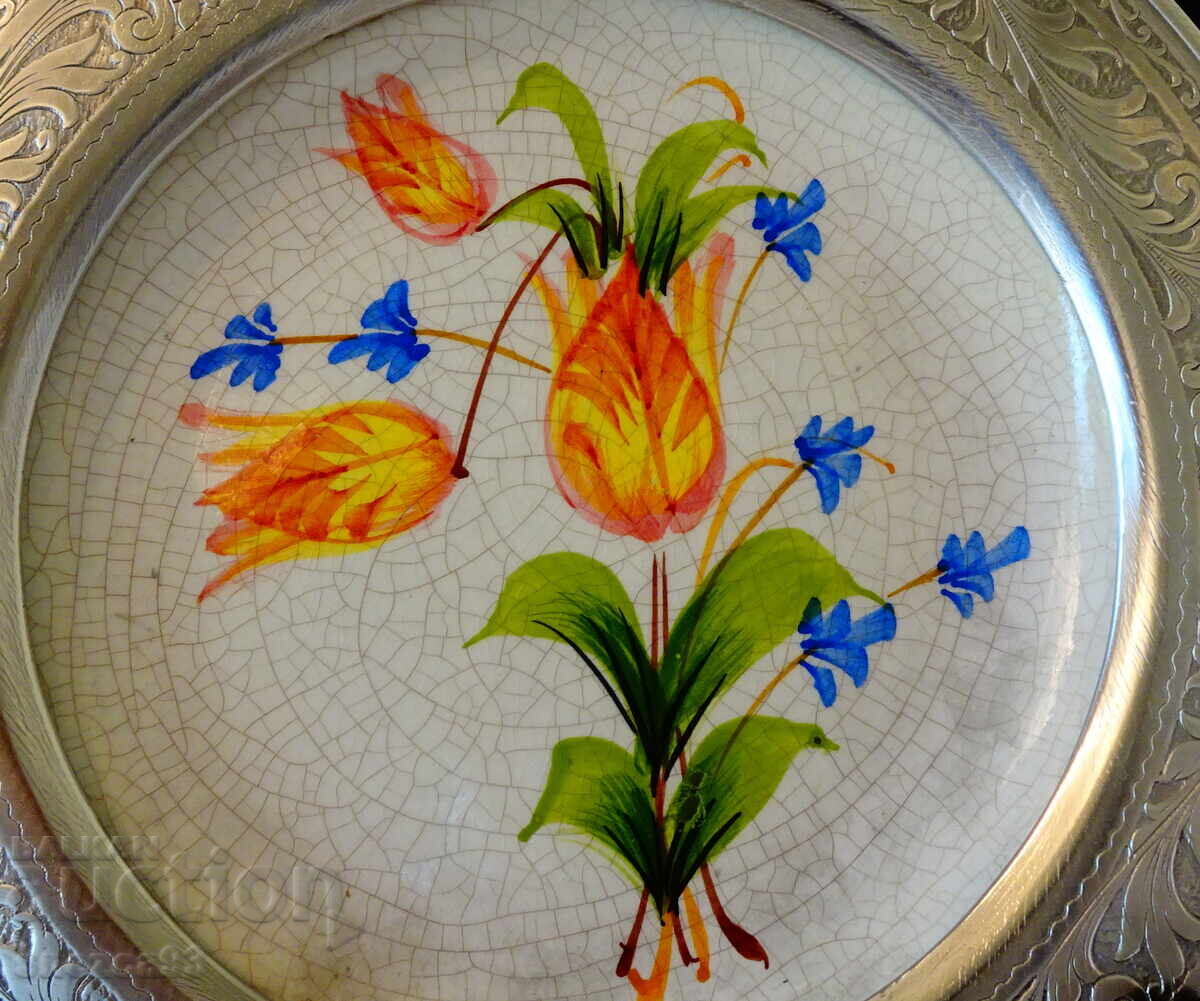 Licitație Farfurie din porțelan cu ramă de cositor, flori Licitație Farfurie din porțelan cu ramă de cositor, flori