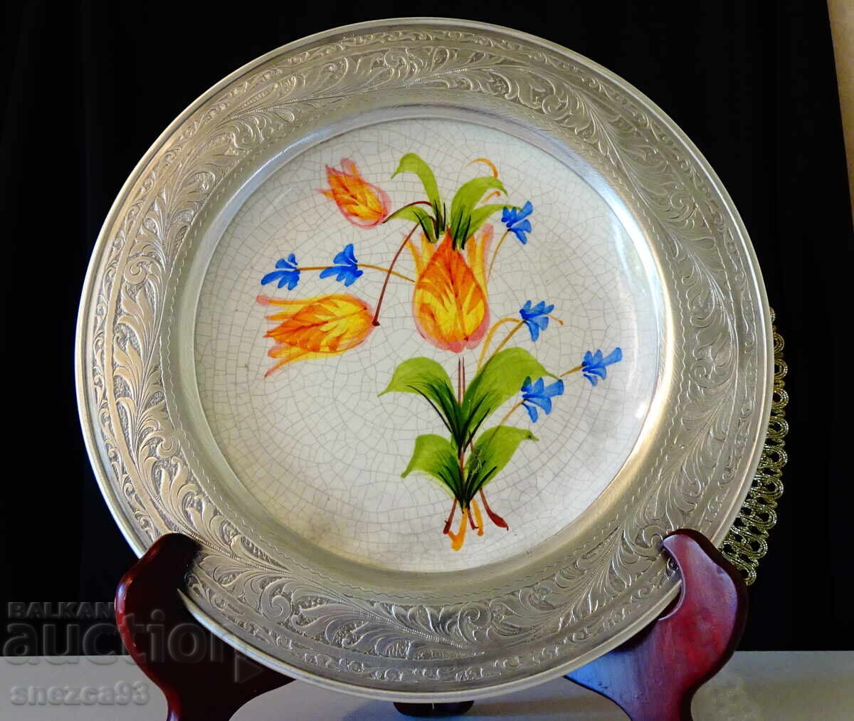 Farfurie din porțelan cu ramă de cositor, flori Farfurie din porțelan cu ramă de cositor, flori