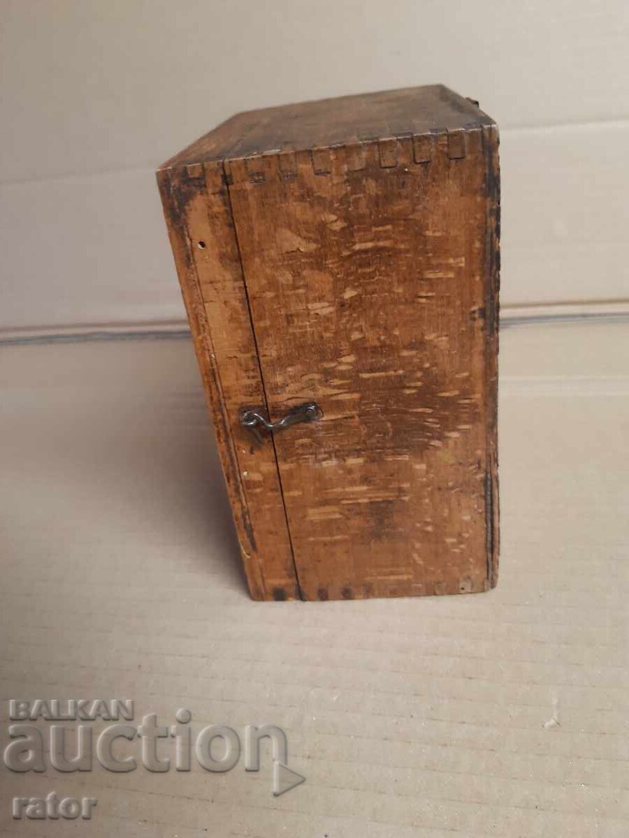 Delivery of Hand-painted wooden box for an old alarm clock - Kingdom of Bulgaria Delivery of Hand-painted wooden box for an old alarm clock - Kingdom of Bulgaria