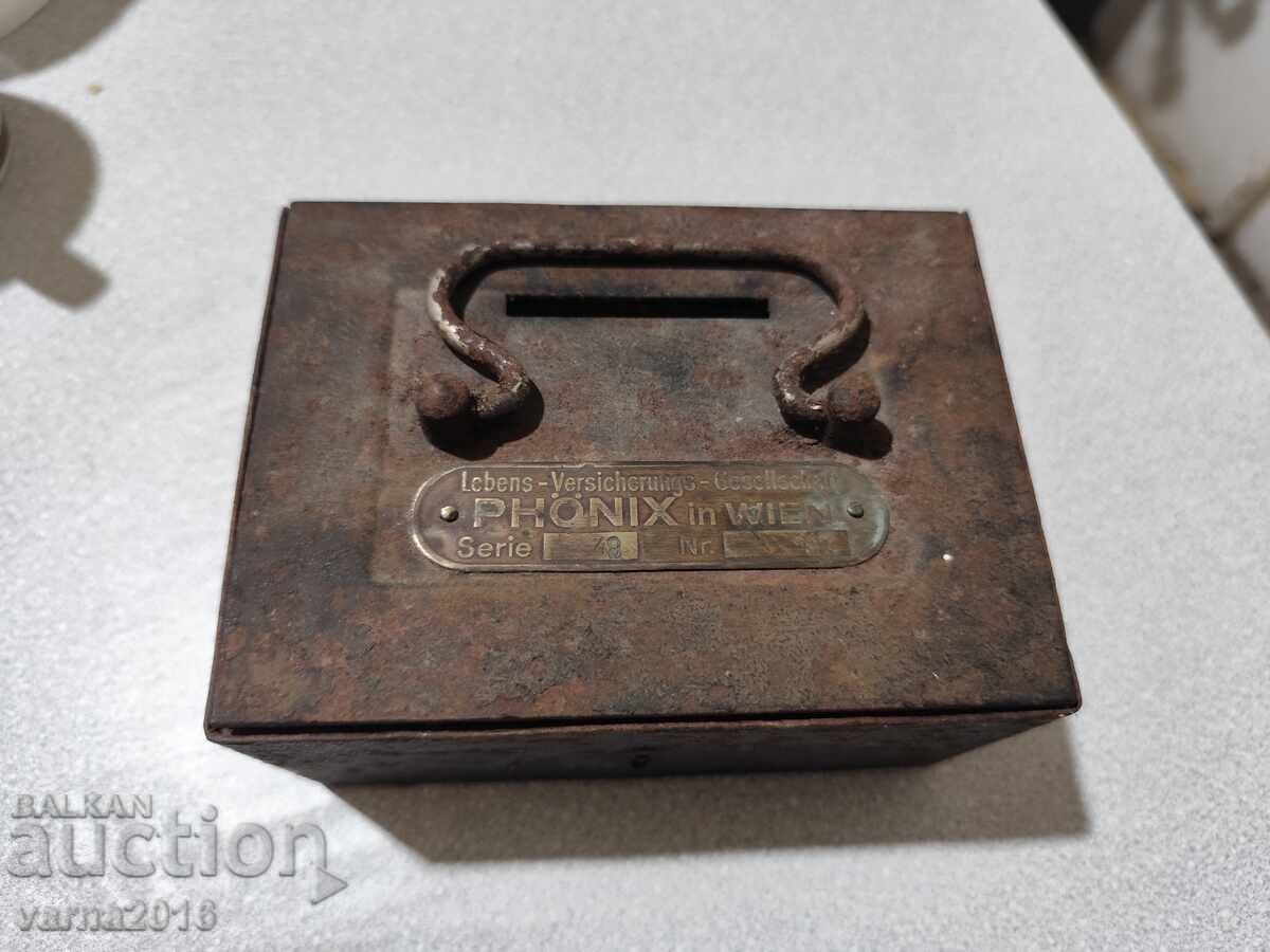 Доставка на Стара Метална Касичка Отворена: Липсва Ллюча