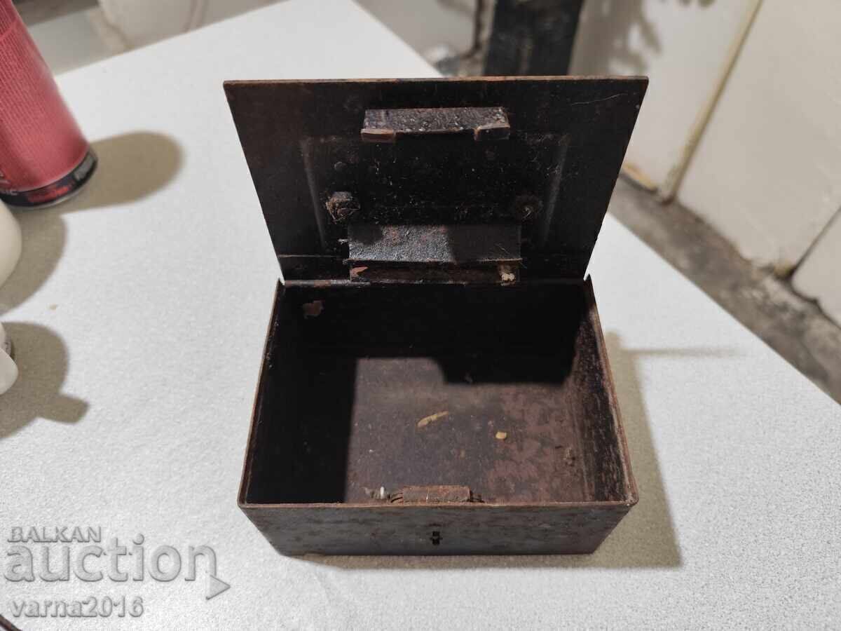 Παλιό Μεταλλικό Κουμπαράς Ανοιχτός: Λείπει το Κλειδί - 7