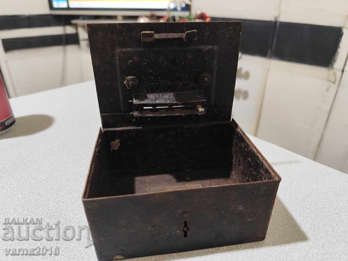 Παλιό Μεταλλικό Κουμπαράς Ανοιχτός: Λείπει το Κλειδί