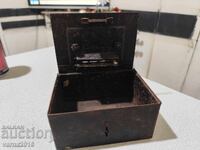 Pușculiță metalică veche, deschisă: Lipsă cheie