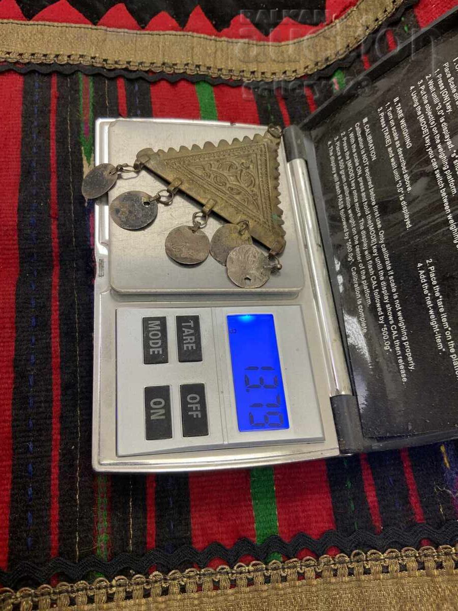 Delivery of Revival-era jewelry with flickering akche Delivery of Revival-era jewelry with flickering akche