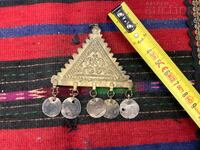 Revival-era jewelry with flickering akche