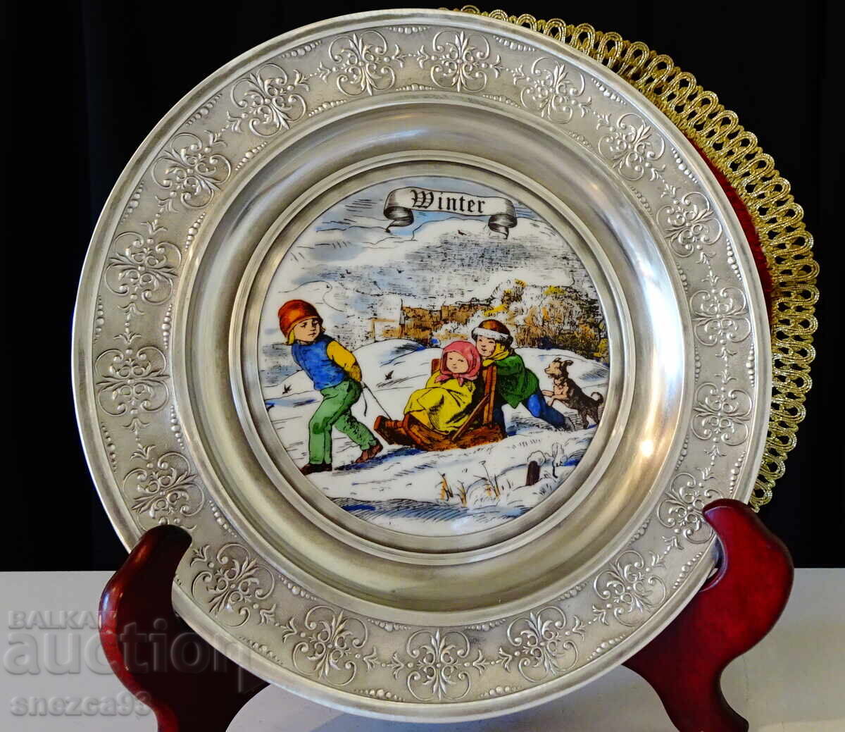 Licitație Farfurie de staniu, panou cu pictură Iarna Licitație Farfurie de staniu, panou cu pictură Iarna