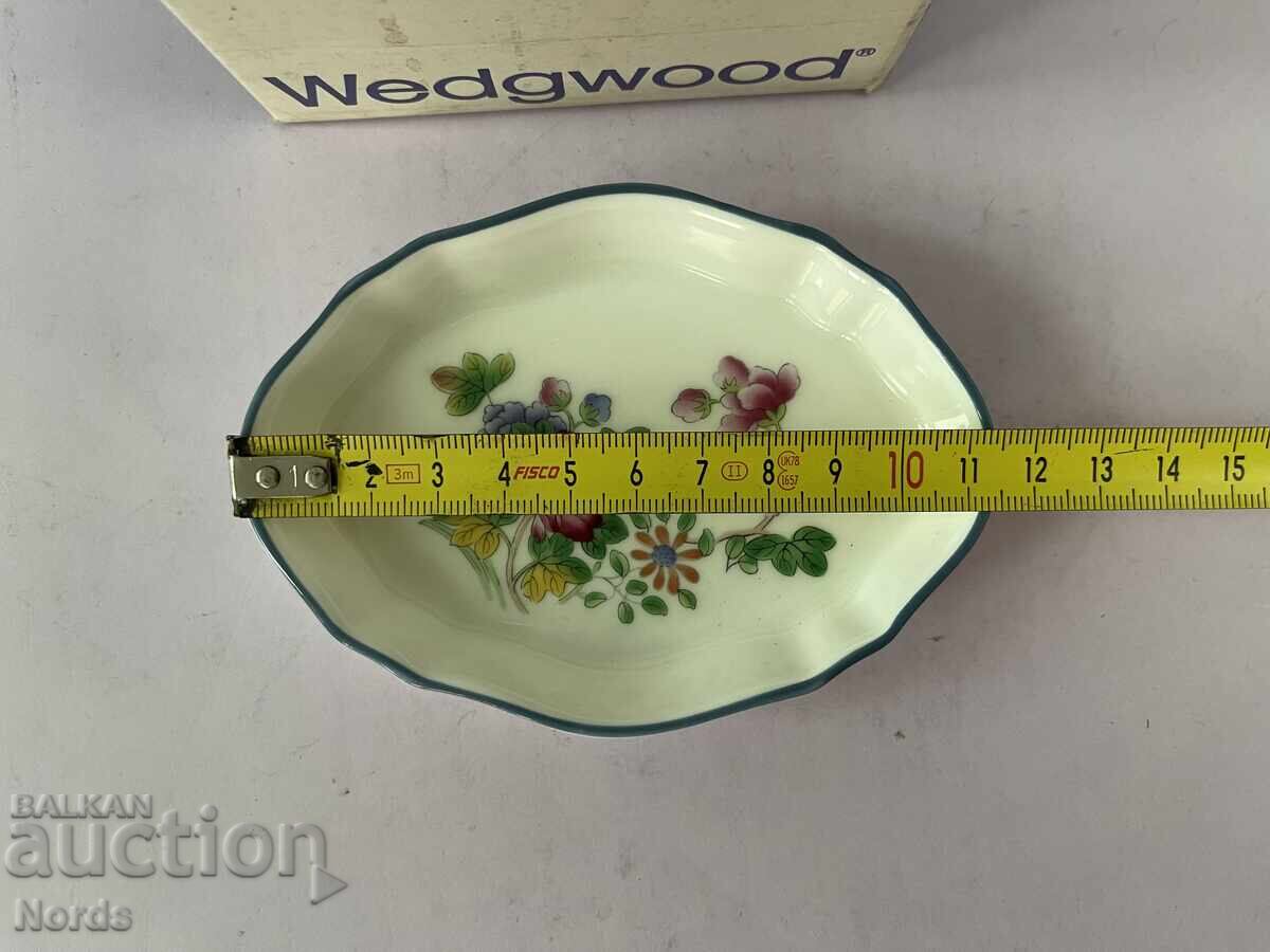 Delivery of Wedgwood Beautiful Plate Delivery of Wedgwood Beautiful Plate