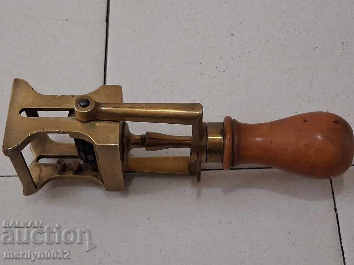 Παλαιός περιστρεφόμενος μπρούτζινος σφραγίδα αρχές του 20ου αιώνα με τιμή € 89.02 | 174.11 BGN