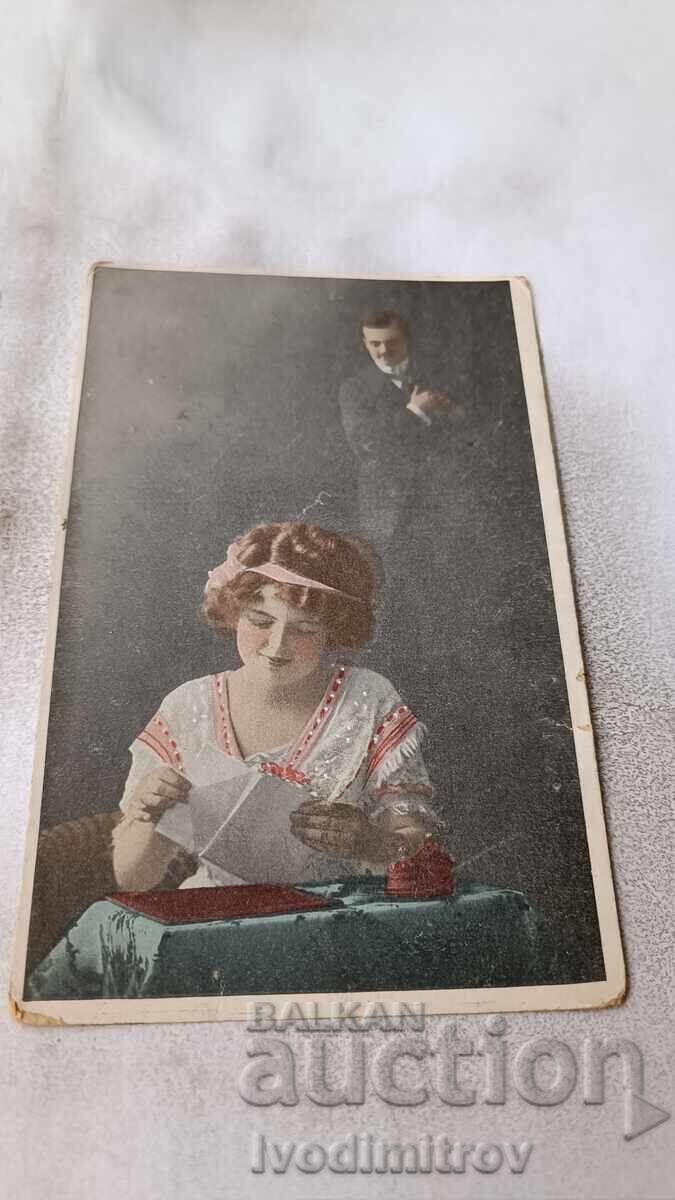 Пощенска картичка Младо момиче отварящо пощенски плик