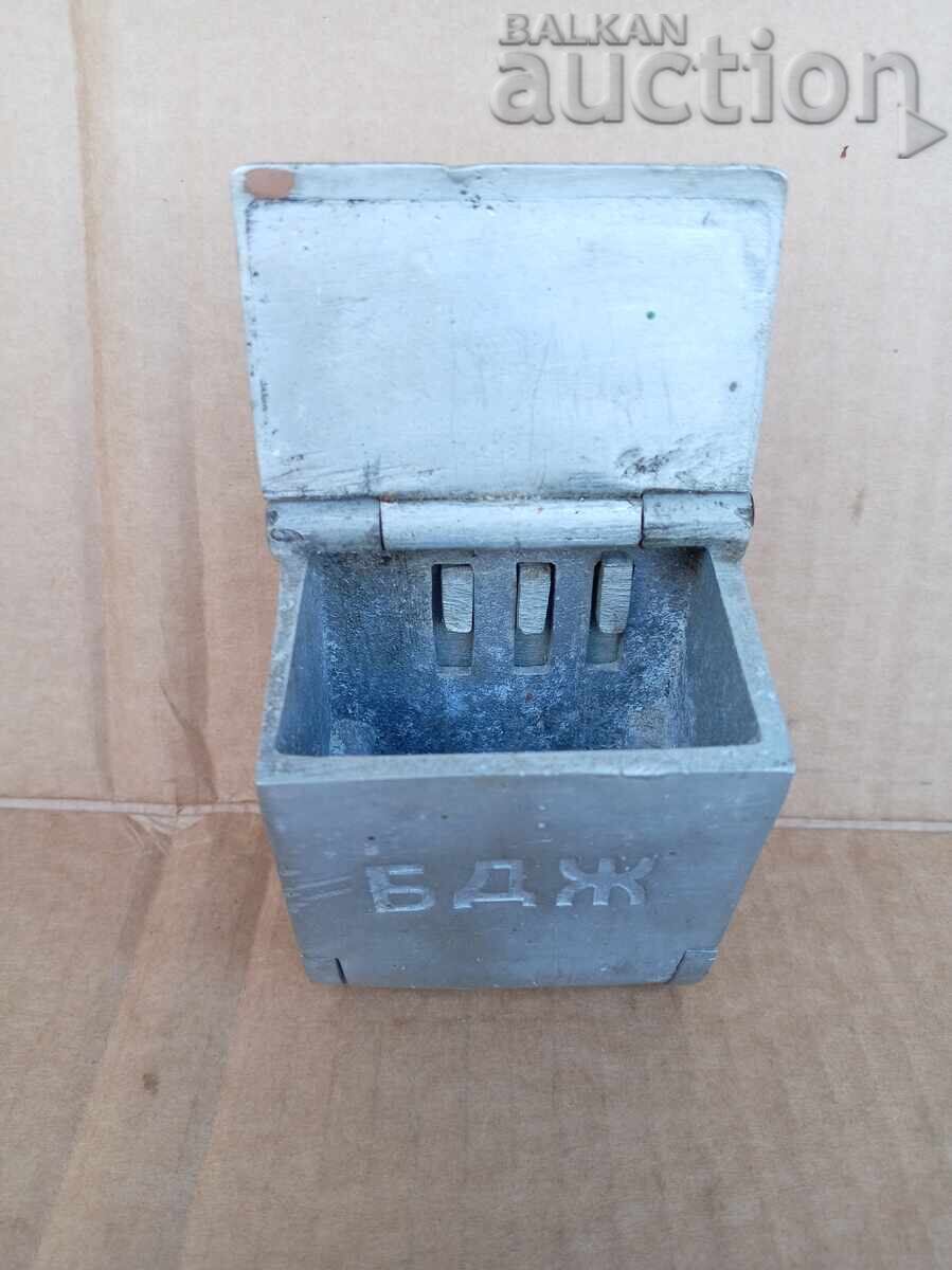 Retro vintage ashtray BDZ with price 31.00 BGN | € 15.85