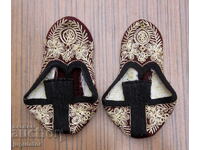 Αρχαία Βουλγαρικά μάλλινα φολκλόρ παπούτσια με κέντημα