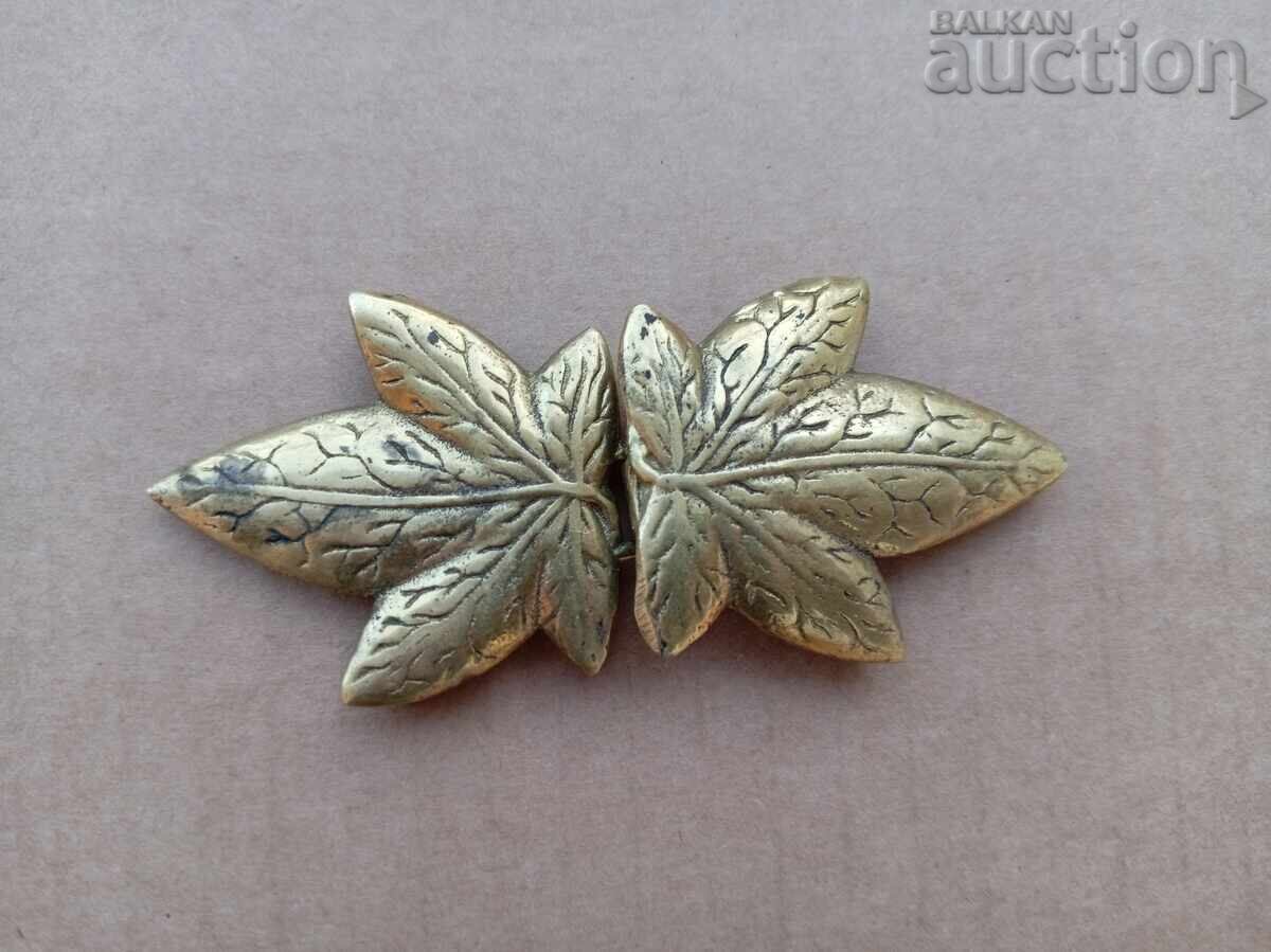 Antique Maiden's Clasps, Urban Type