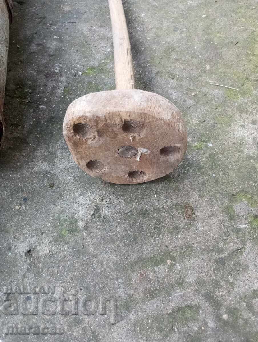 Butuc vechi de lemn cu preț 40.00 BGN | € 20.45 Butuc vechi de lemn cu preț 40.00 BGN | € 20.45