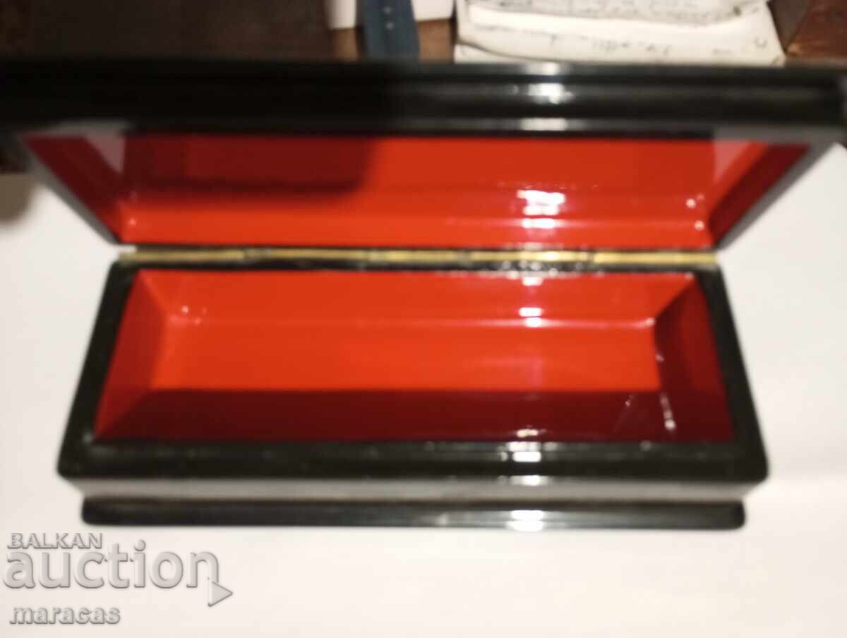 Cutie rusească cu desen cu preț 40.00 BGN | € 20.45