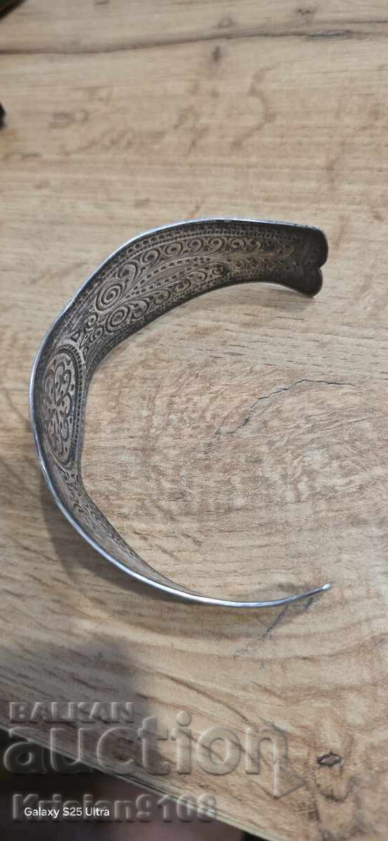 Brățară veche, foarte frumoasă cu preț 70.00 BGN | € 35.79 Brățară veche, foarte frumoasă cu preț 70.00 BGN | € 35.79