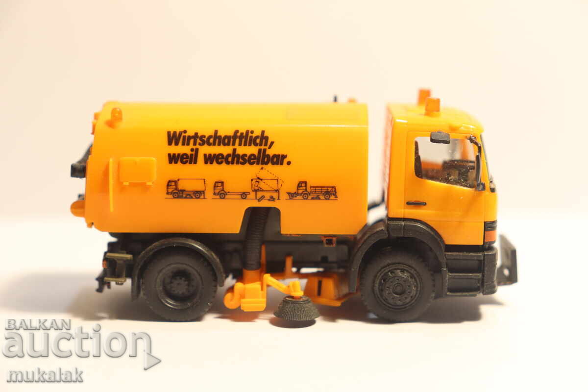 Auction  HERPA H0 1/87 MERCEDES ATEGO TRUCK MODEL CAR