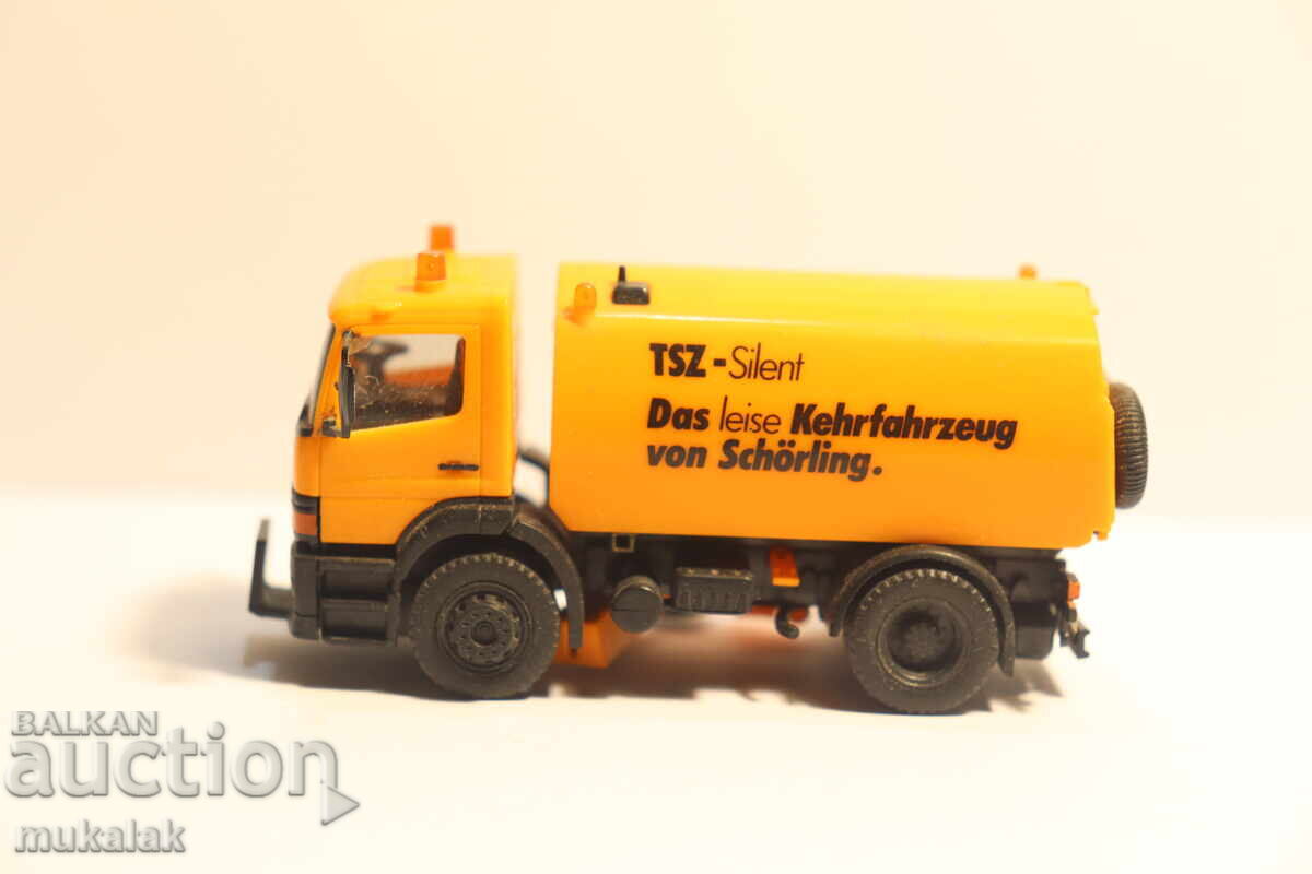 Delivery of HERPA H0 1/87 MERCEDES ATEGO TRUCK MODEL CAR