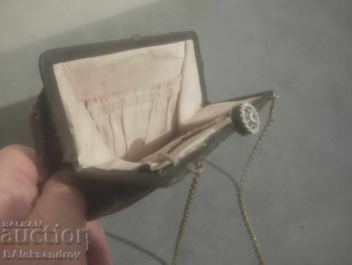 Delivery of Woman's handbag from the early 20th century