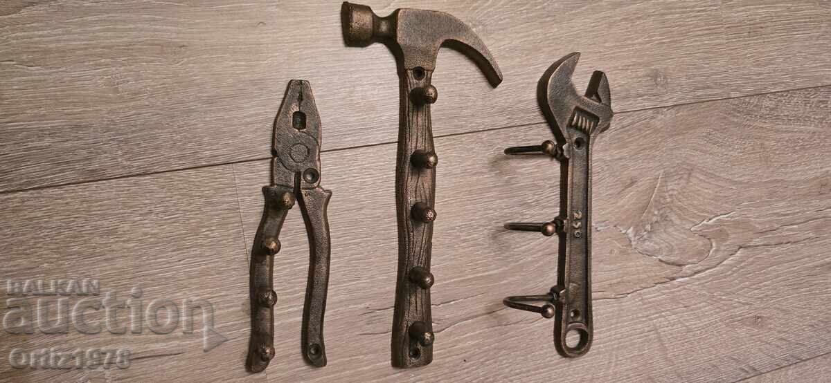 Licitație Umerașe din fontă – Trei tipuri Licitație Umerașe din fontă – Trei tipuri