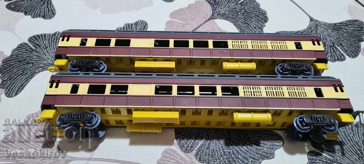 Влак вагони релси два мащабни модели с цена 9.99 лв. | € 5.11