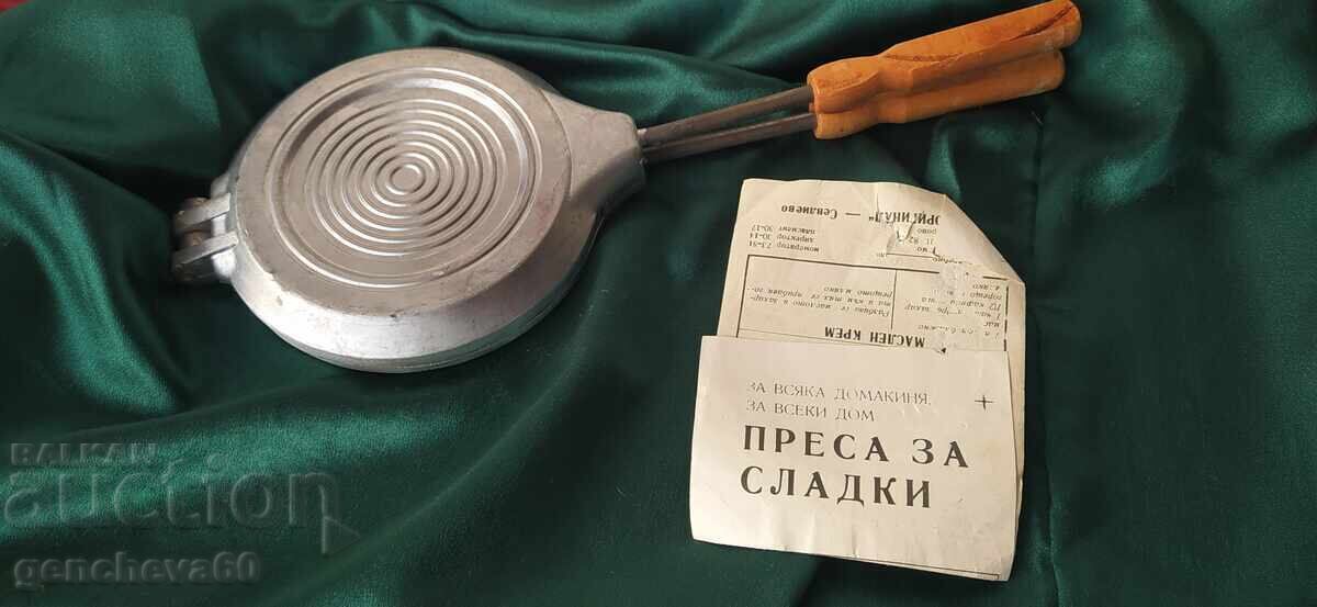 Стара алуминиева преса за сладки/неупотребявана с цена 40.00 лв. | € 20.45