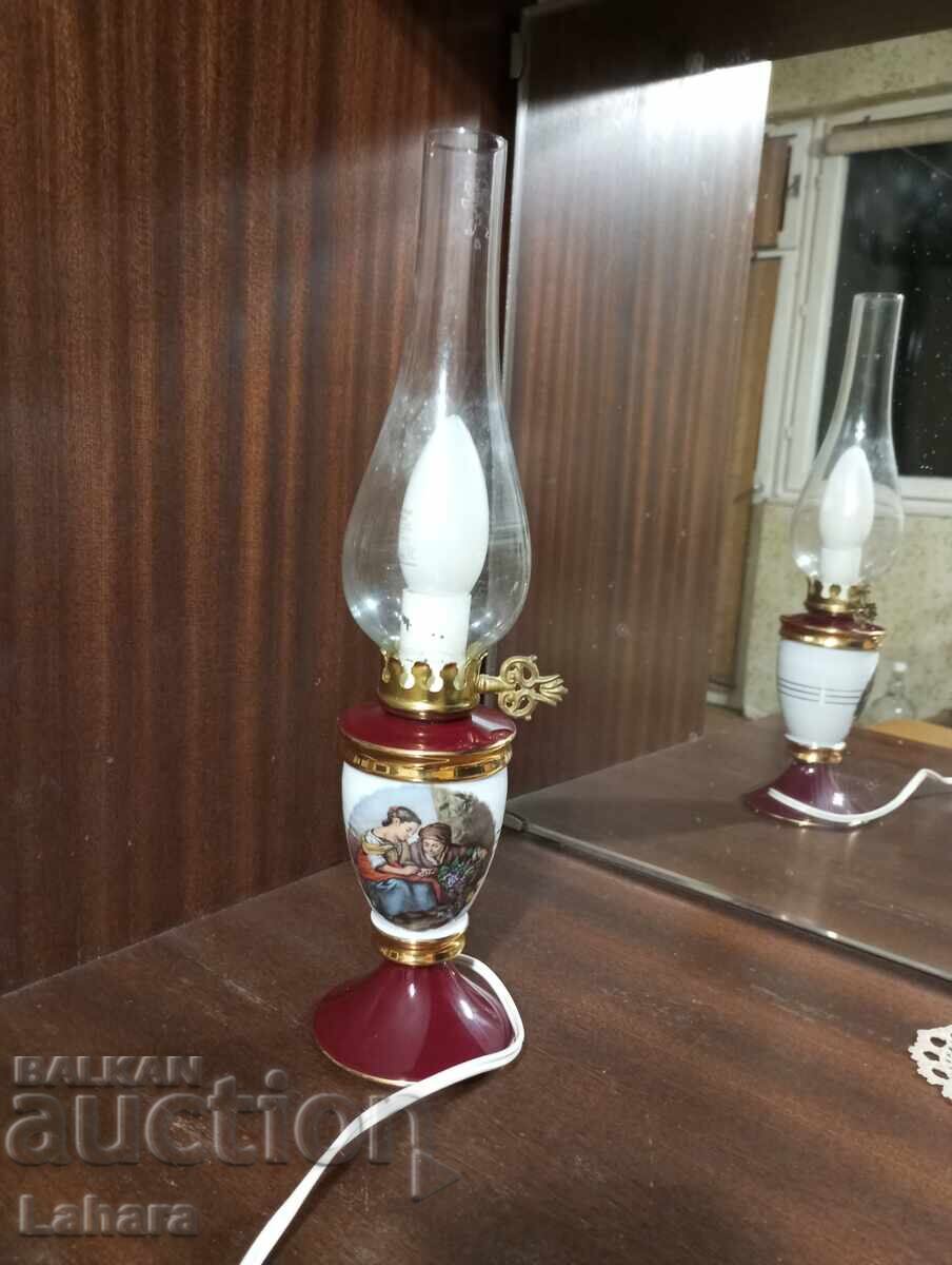 Όμορφη Ιταλική πορσελάνινη επιτραπέζια λάμπα με τιμή 53.00 BGN | € 27.10