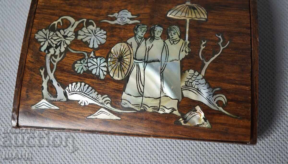 Παλιό ξύλινο κουτί με μαργαριτάρι για επαγγελματικές κάρτες με τιμή 49.35 BGN | € 25.23