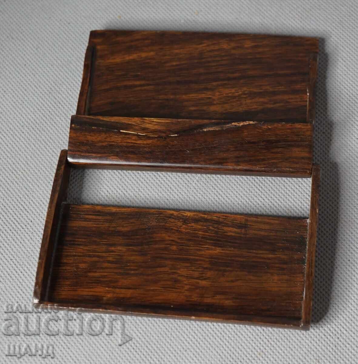 Παράδοση Παλιό ξύλινο κουτί με μαργαριτάρι για επαγγελματικές κάρτες