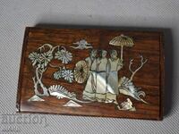 Παλιό ξύλινο κουτί με μαργαριτάρι για επαγγελματικές κάρτες