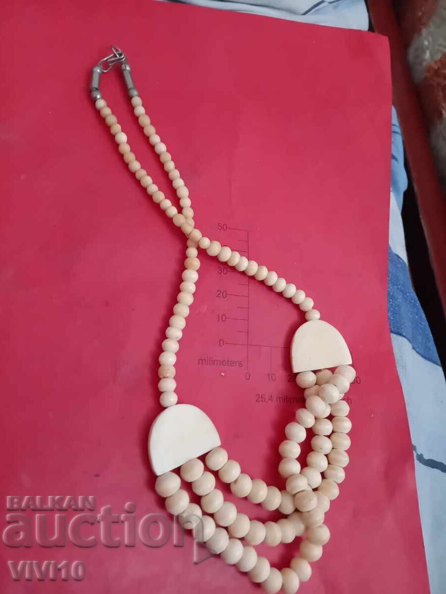 Colier vechi din os cu preț € 25.00 | 48.90 BGN Colier vechi din os cu preț € 25.00 | 48.90 BGN