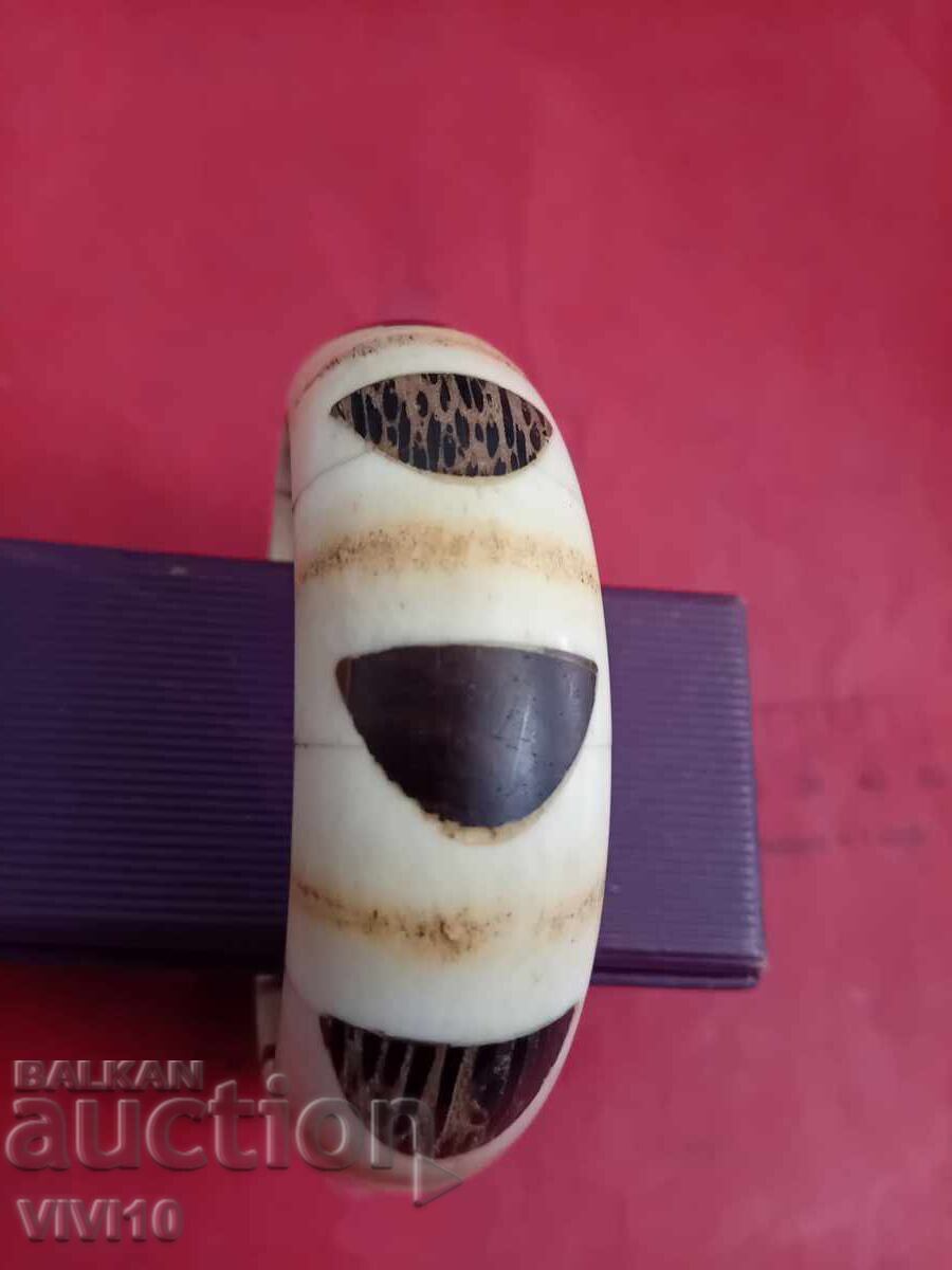 Brățară veche din os cu preț € 25.00 | 48.90 BGN Brățară veche din os cu preț € 25.00 | 48.90 BGN