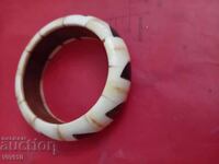 Brățară veche din os