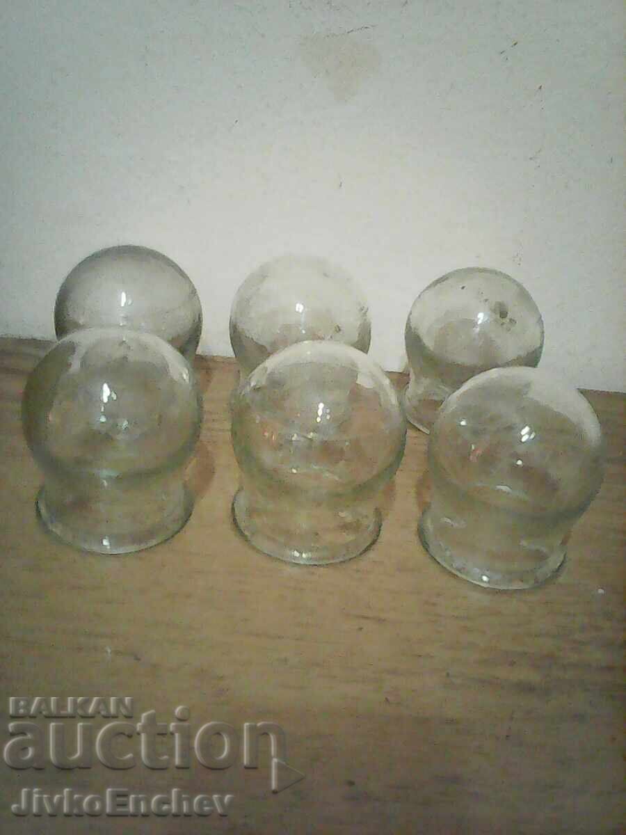 Πολλές παλιές βεντούζες