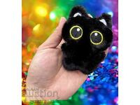 Micuț Pisoi Negru cu Ochi Galbeni Scoși din Jucărie de Pluș