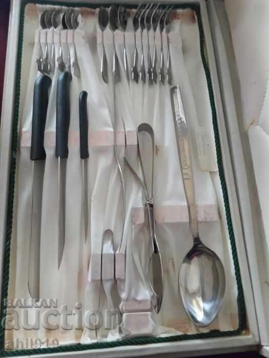 Комплект прибори за хранене